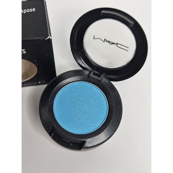 MAC Powder Single Eye Shadow ~ Strike Apose ~ NEW IN BOX 0.05oz/1.5g - Picture 2 of 7